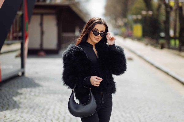 Comment une femme peut porter un sac banane : conseils et astuces pour un look stylé